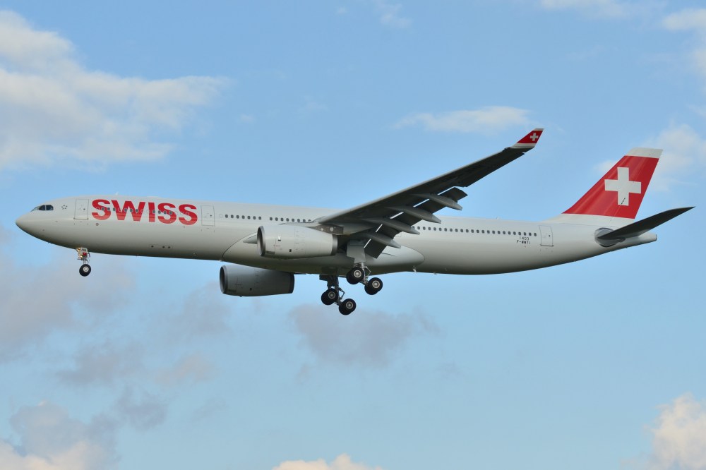 Airbus_A330-300_Swiss_International_AL_(SWR)_F-WWYI_-_MSN_1403_-_Will_be_HB-JHN_(10295543975).jpg