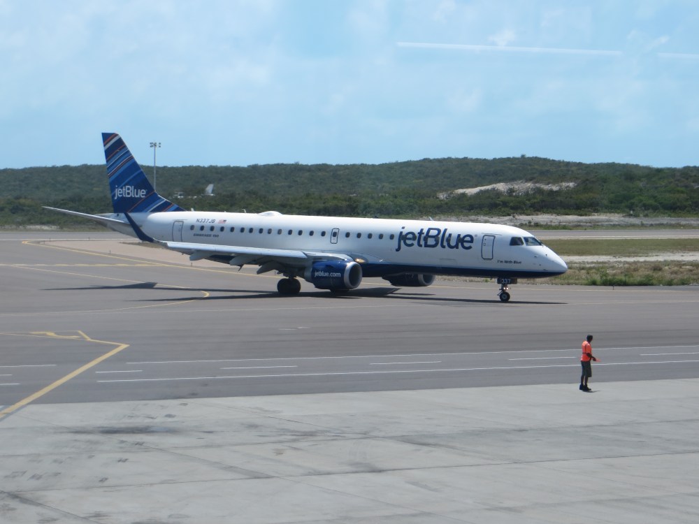 JetBlue_E190_at_Providenciales_Airport_2.jpg