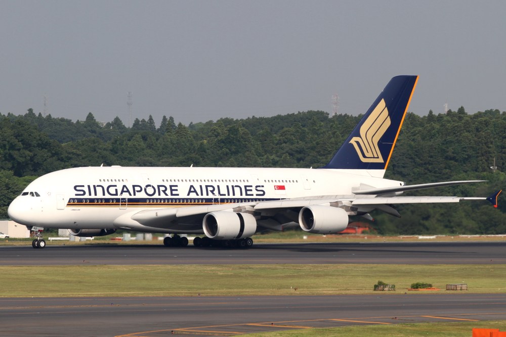 Singapore_Airlines_A380-800(9V-SKD)_(4693344489).jpg
